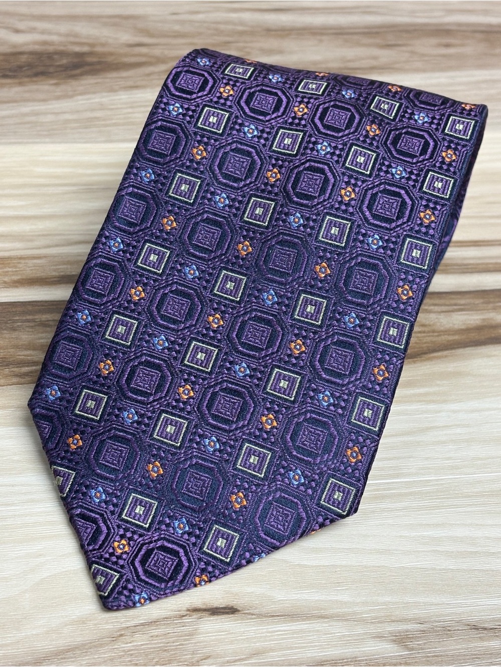 Jos. A. Banks purple jacquard geometric silk tie 60” by 4”